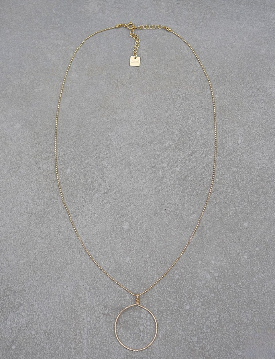 Collier fin, minimaliste composé d'une chaine fine scintillante, plaqué or 3 microns 18 carats et d'un pendentif rond en gold filled