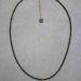 collier en pierres fines vertes et pendentif plaqué or