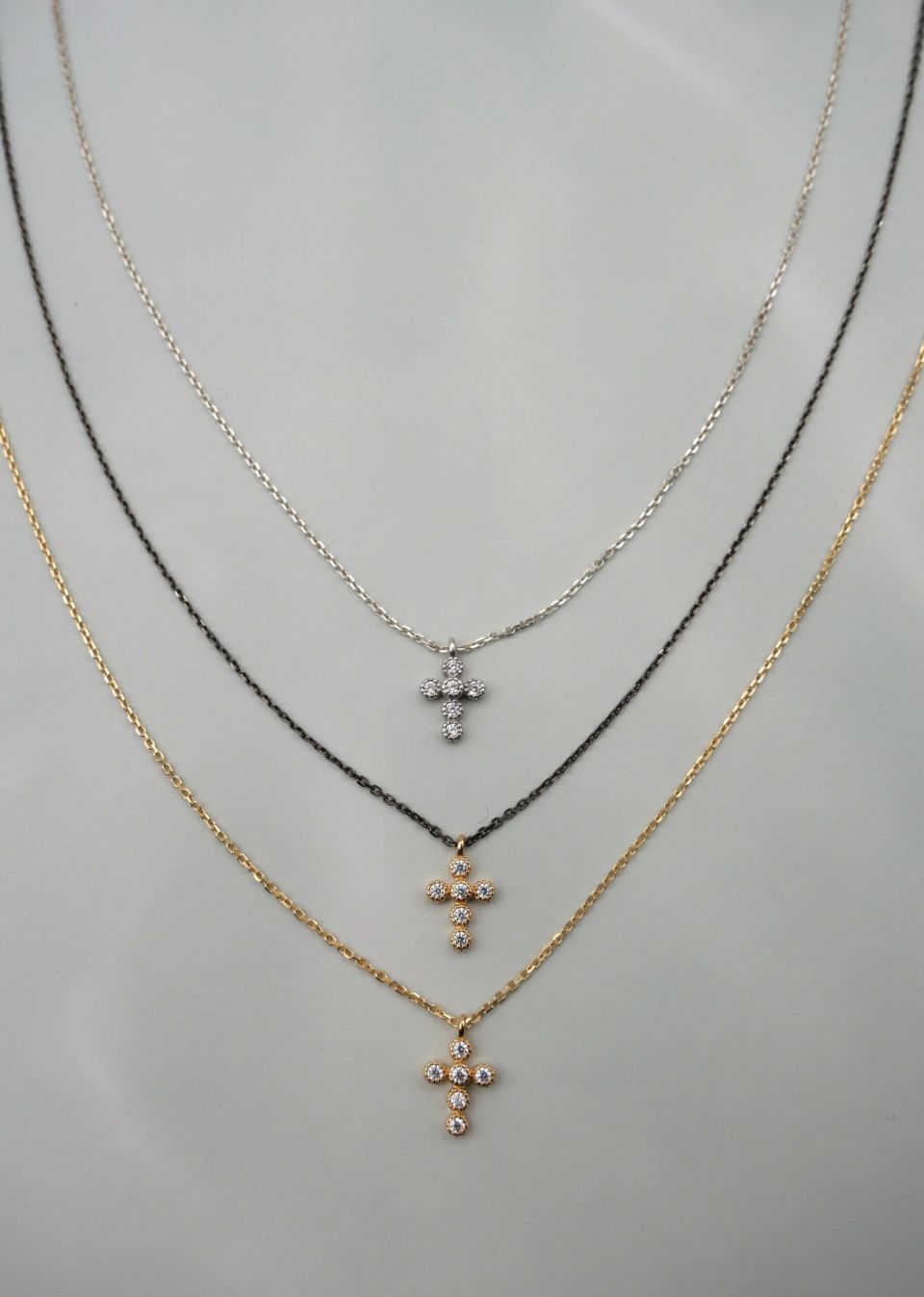 collier fin avec une petite croix