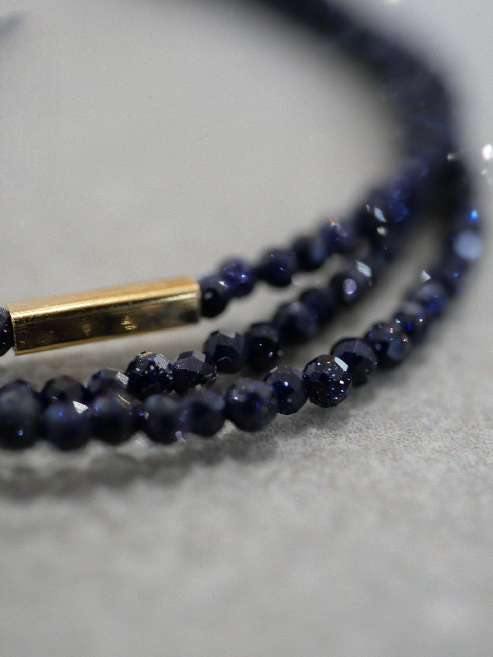 bracelet triple rang en pierres naturelles bleues et plaqué or 3 microns