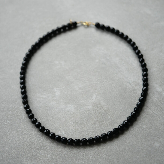 Collier en perles noires