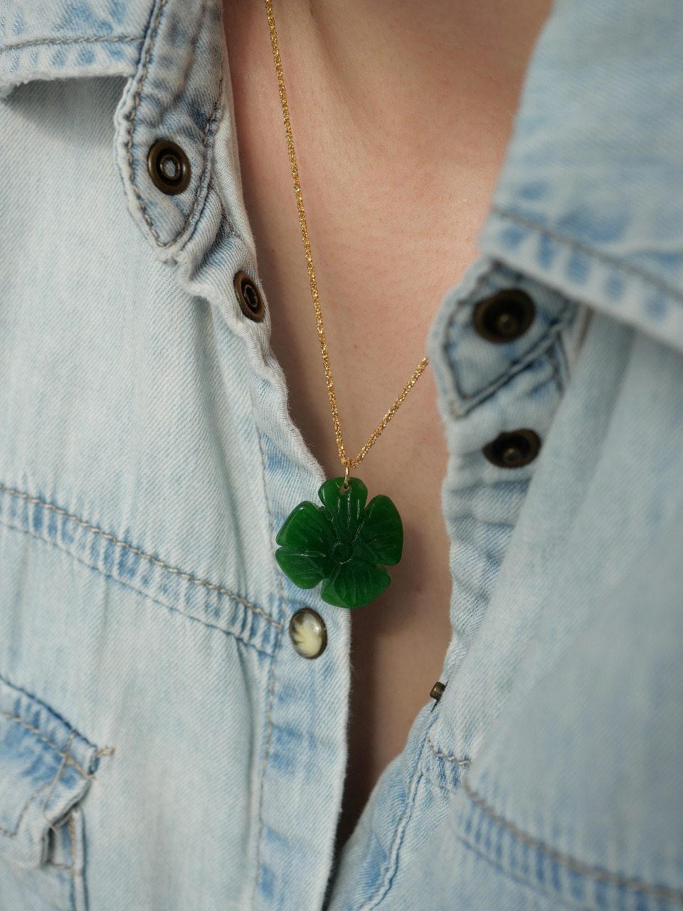 Collier plaqué or 3 microns avec un pendentif vert en forme de fleur
