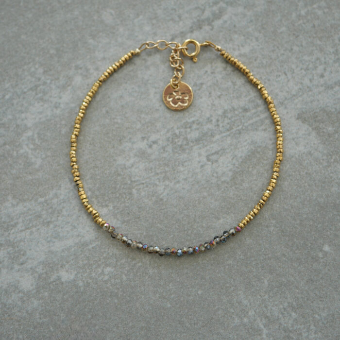 Bracelet en perles dorées et perles en cristal