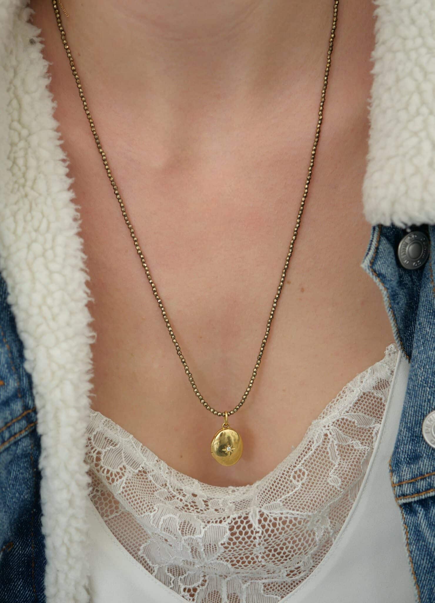 Collier Ninette 2 Collier porte-photo Ninette en hématite facettée avec médaillon ouvrant doré et trèfle porte-bonheur.