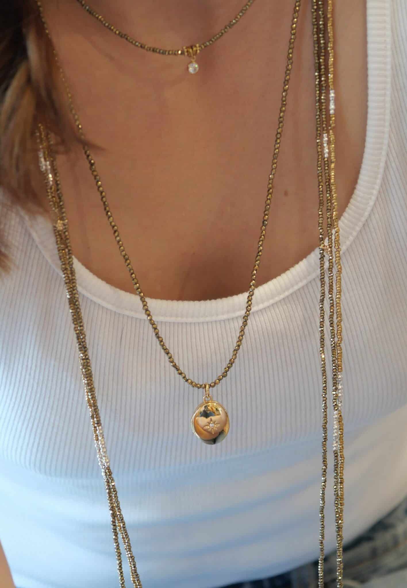 Collier Ninette 1 Collier porte-photo Ninette en hématite facettée avec médaillon ouvrant doré et trèfle porte-bonheur.