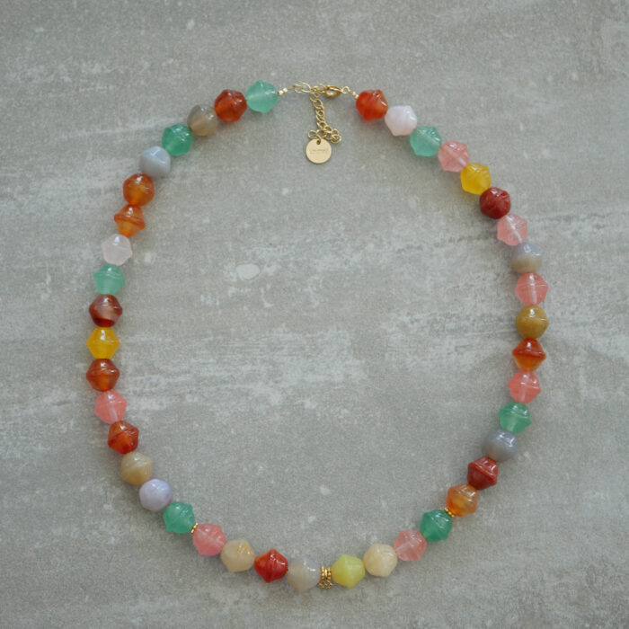 Collier en perles multicolores