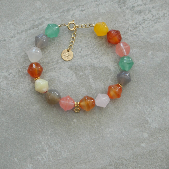 Bracelet en perles multicolores et perles plaquées or 3 microns