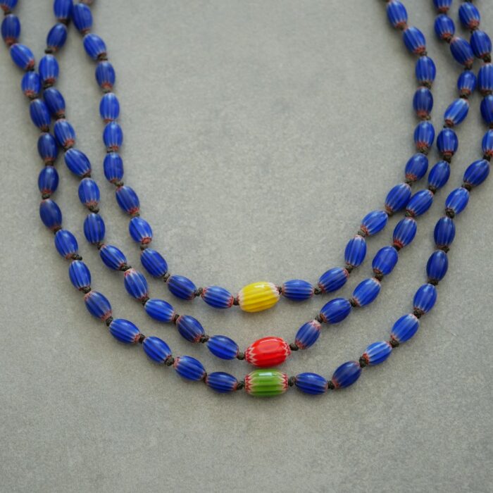 Collier en perle de verre sur cordon