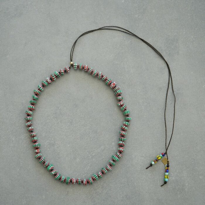 Collier en perle de verre verte, rouge et blanc