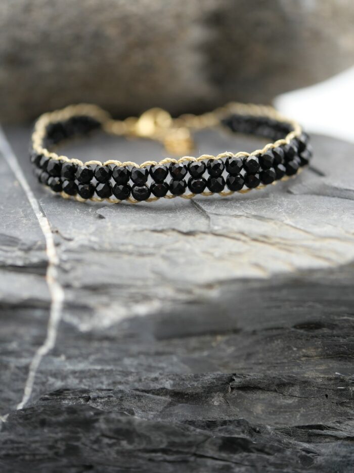 Bracelet noir double rang en pierres semi précieuses