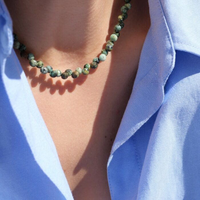 Collier ras de cou tendance en pierres semi précieuses bleu turquoise et plaquée or 3 microns 18 carats