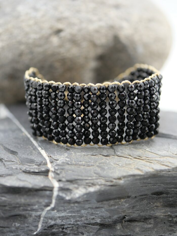 Bracelet manchette noir en pierres semi précieuses, tressé à la main, made in France