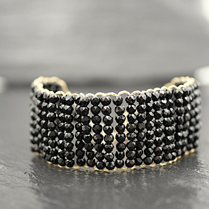 Bracelet manchette noir en perles semi précieuses