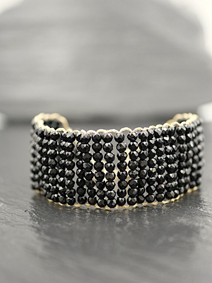 Bracelet manchette noir en perles semi précieuses