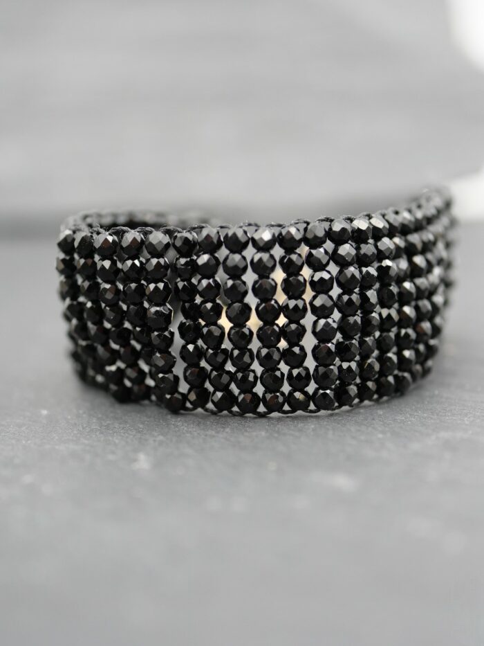 bracelet manchette, manchette, bracelet rock, bracelet noir, bracelet en pierres noires, bracelet large, bracelet en pierres semi précieuses