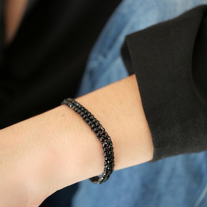 Bracelet noir en pierres semi précieuses noires et tressé à la main