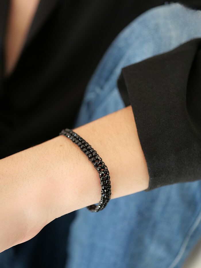 Bracelet noir en pierres semi précieuses noires et tressé à la main