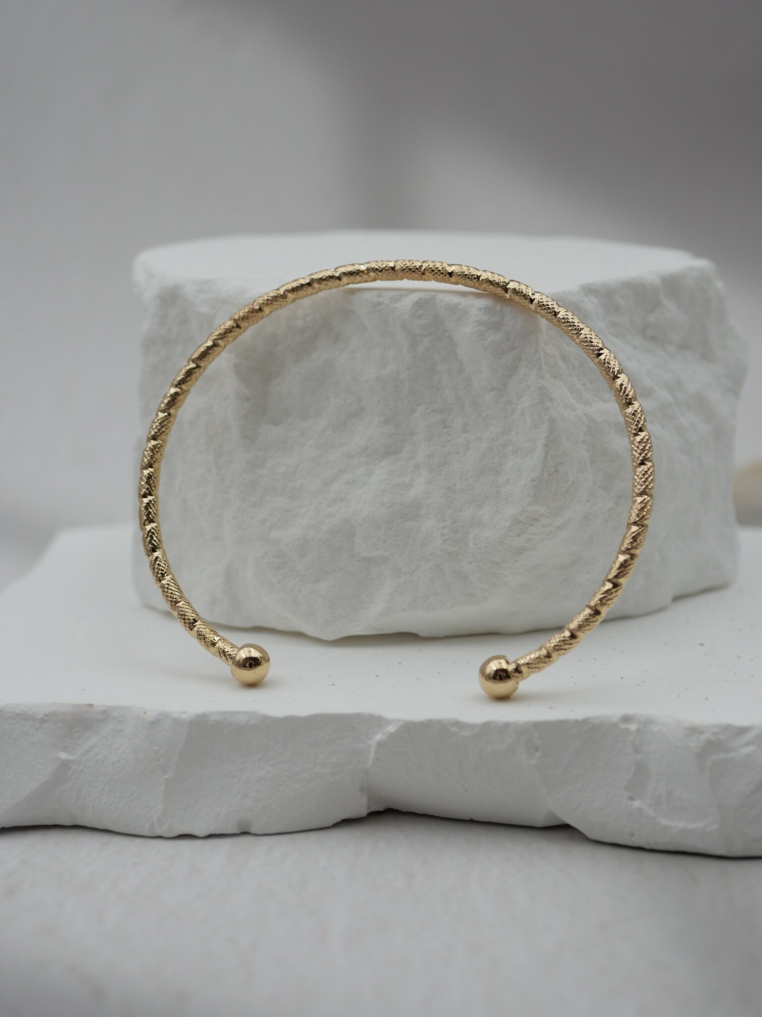 Bracelet jonc texturé femme ajustable plaqué or 3 microns