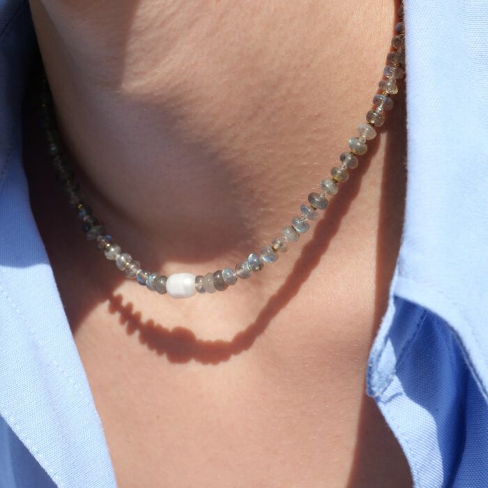 Collier gris en pierres naturelles et perle blanche