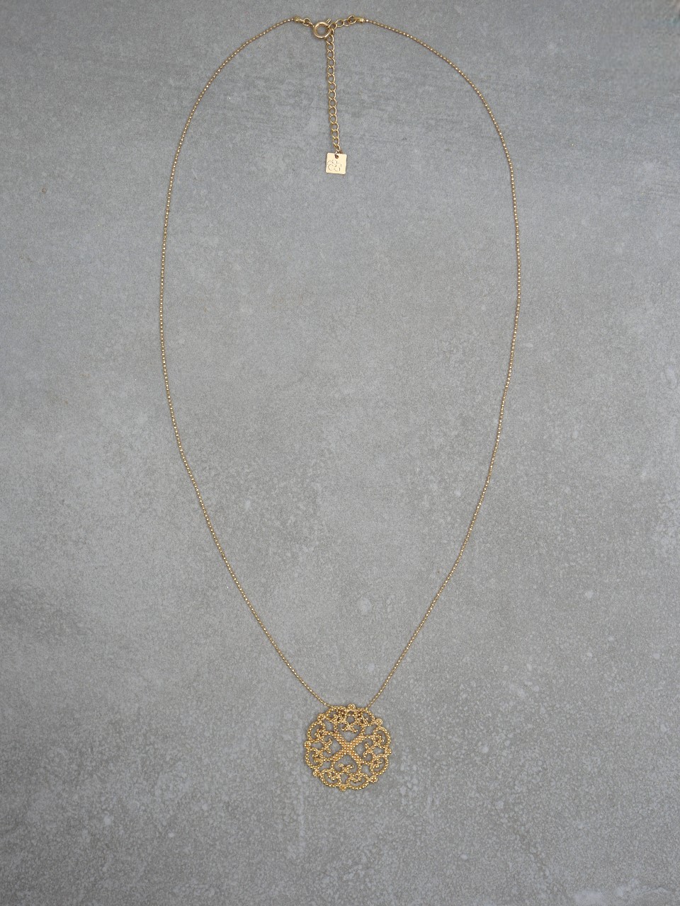collier long plaqué or 3 microns avec un pendentif