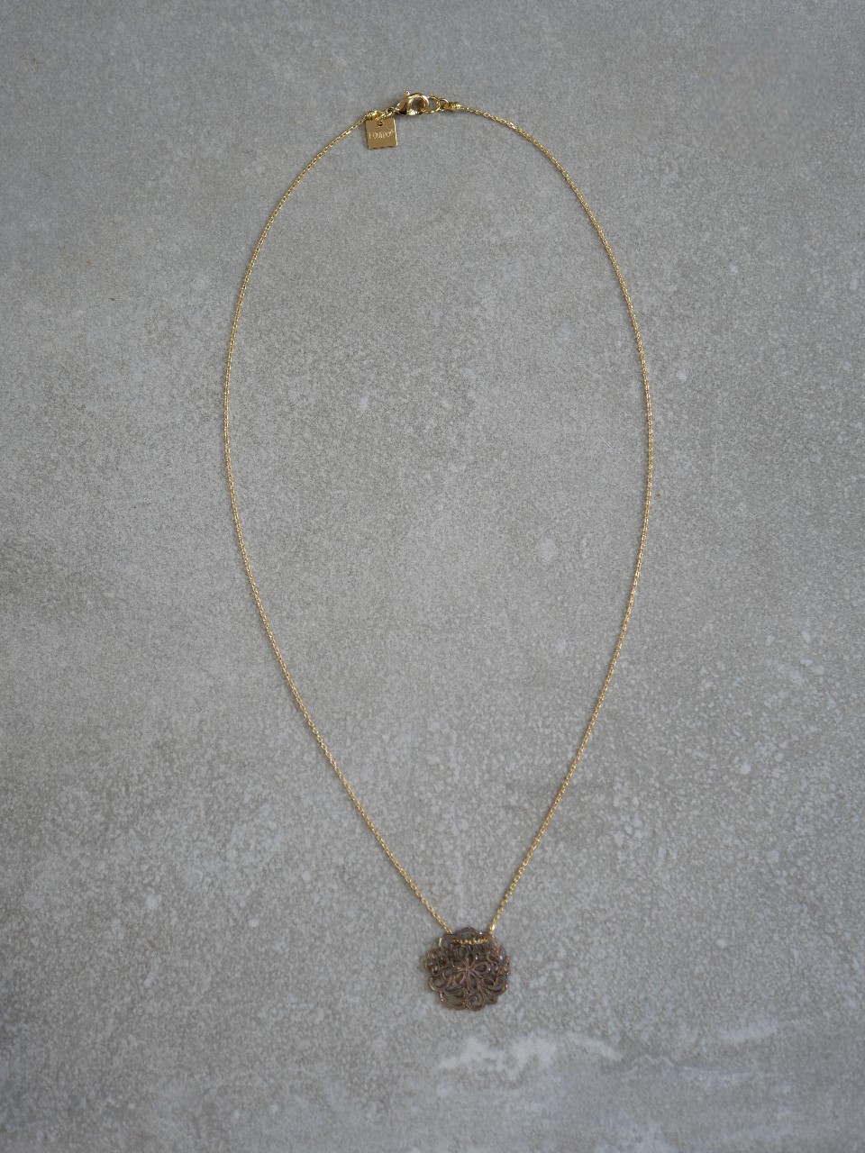 collier en gold filled et nacre grise