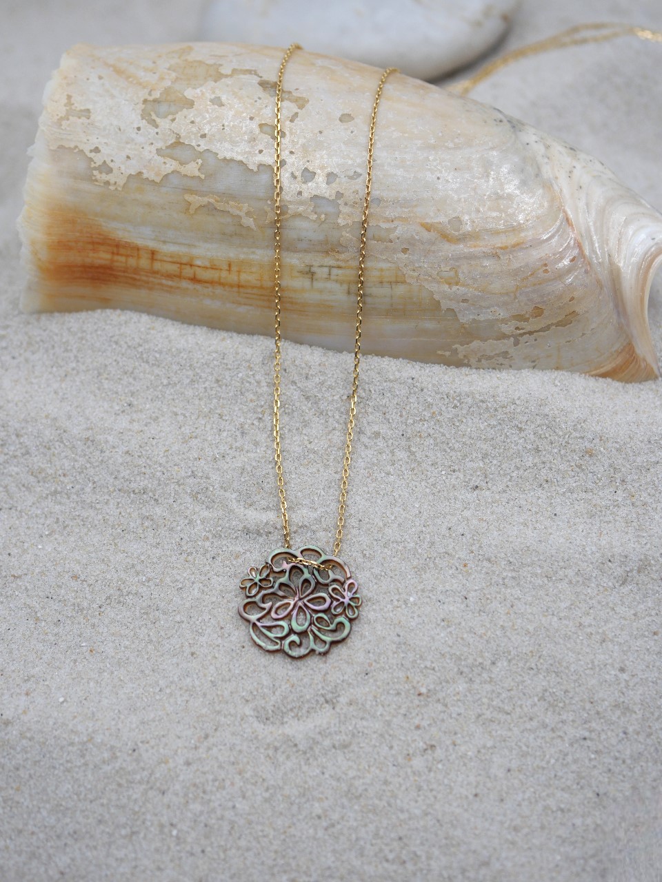 collier en gold filled et nacre grise