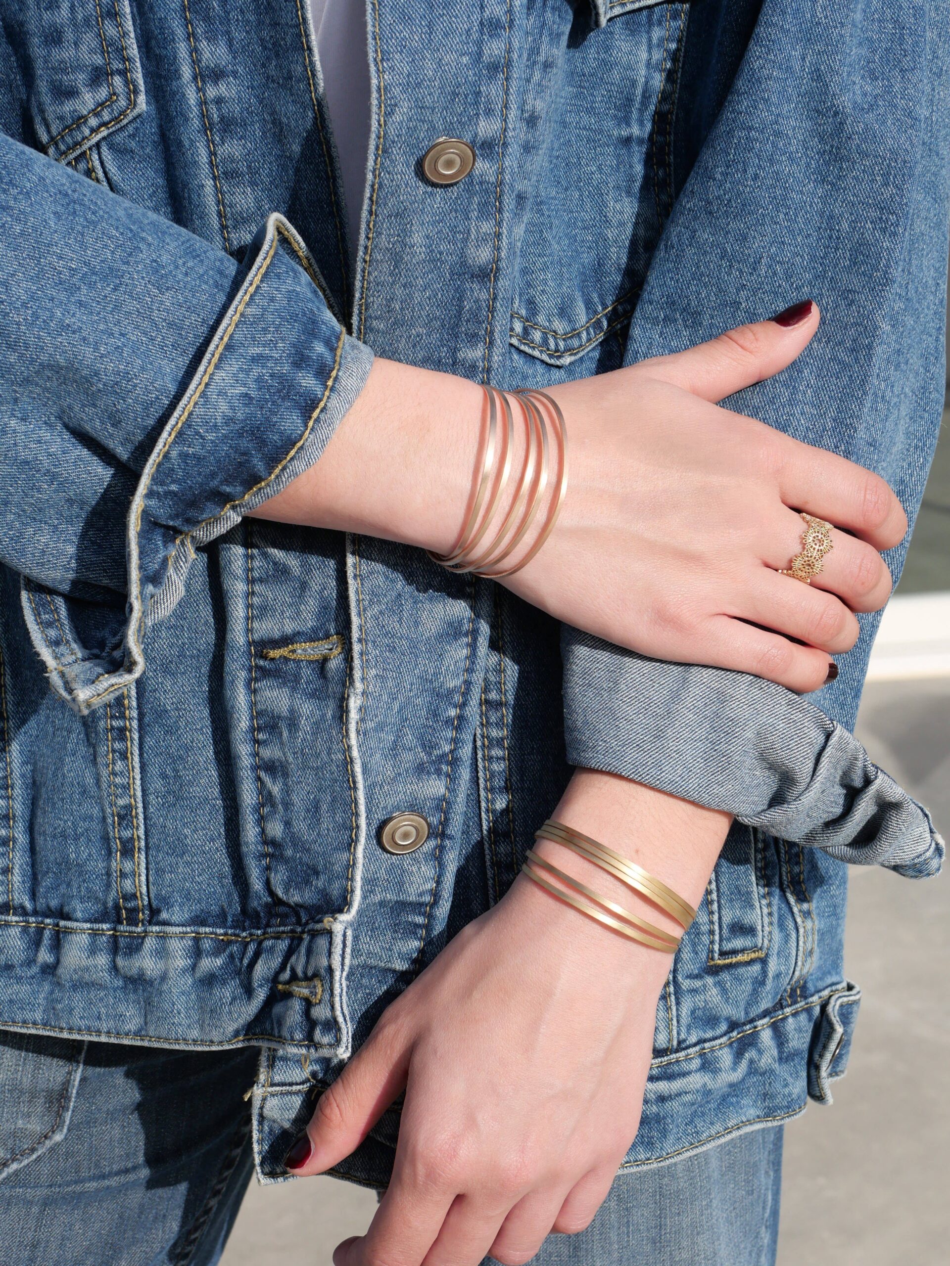 Bracelet jonc Kyoko en laiton plaqué or jaune avec finition brossée mate, ajustable.