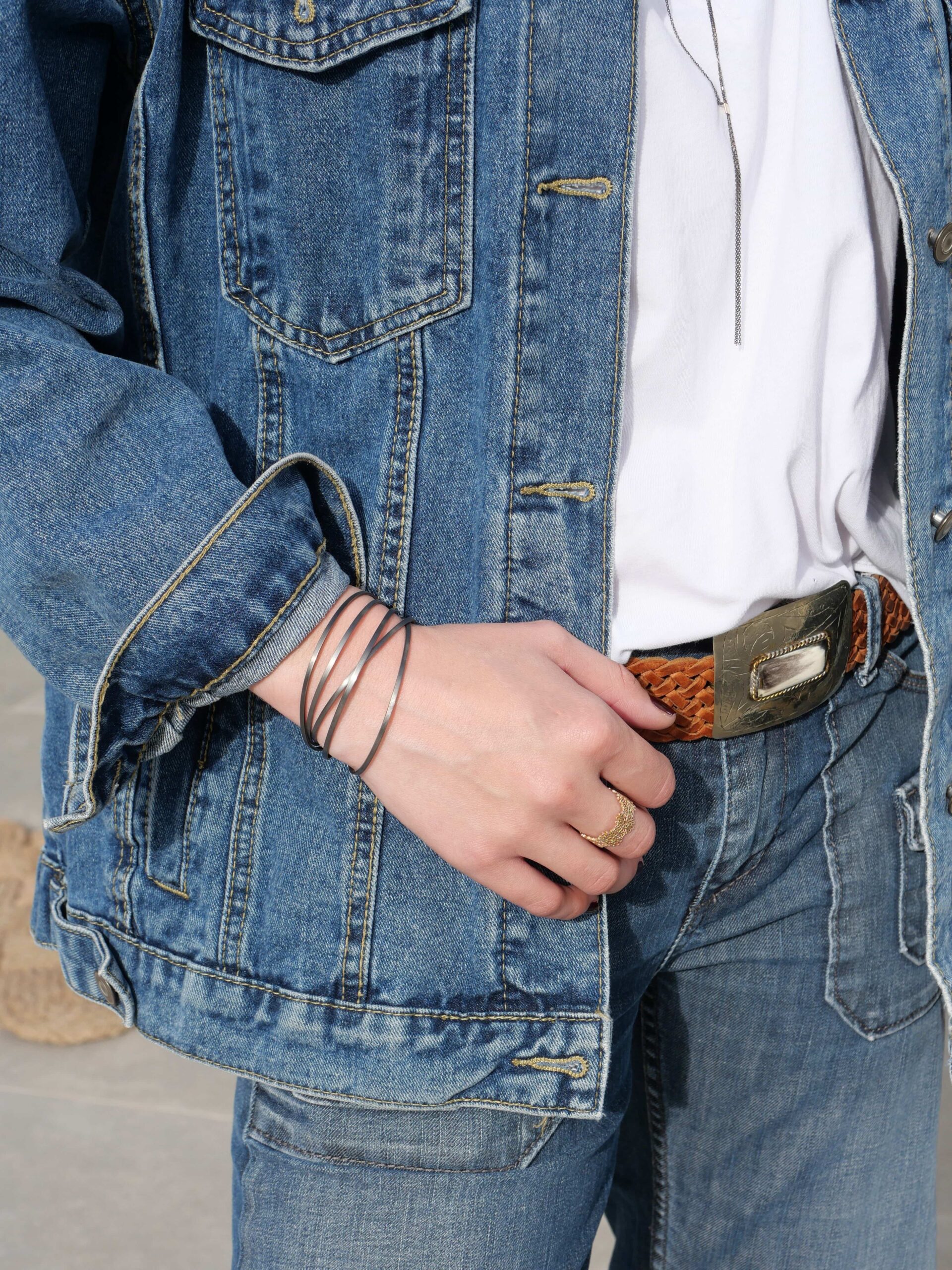 Bracelet jonc Kyoko en laiton plaqué or jaune avec finition brossée mate, ajustable.