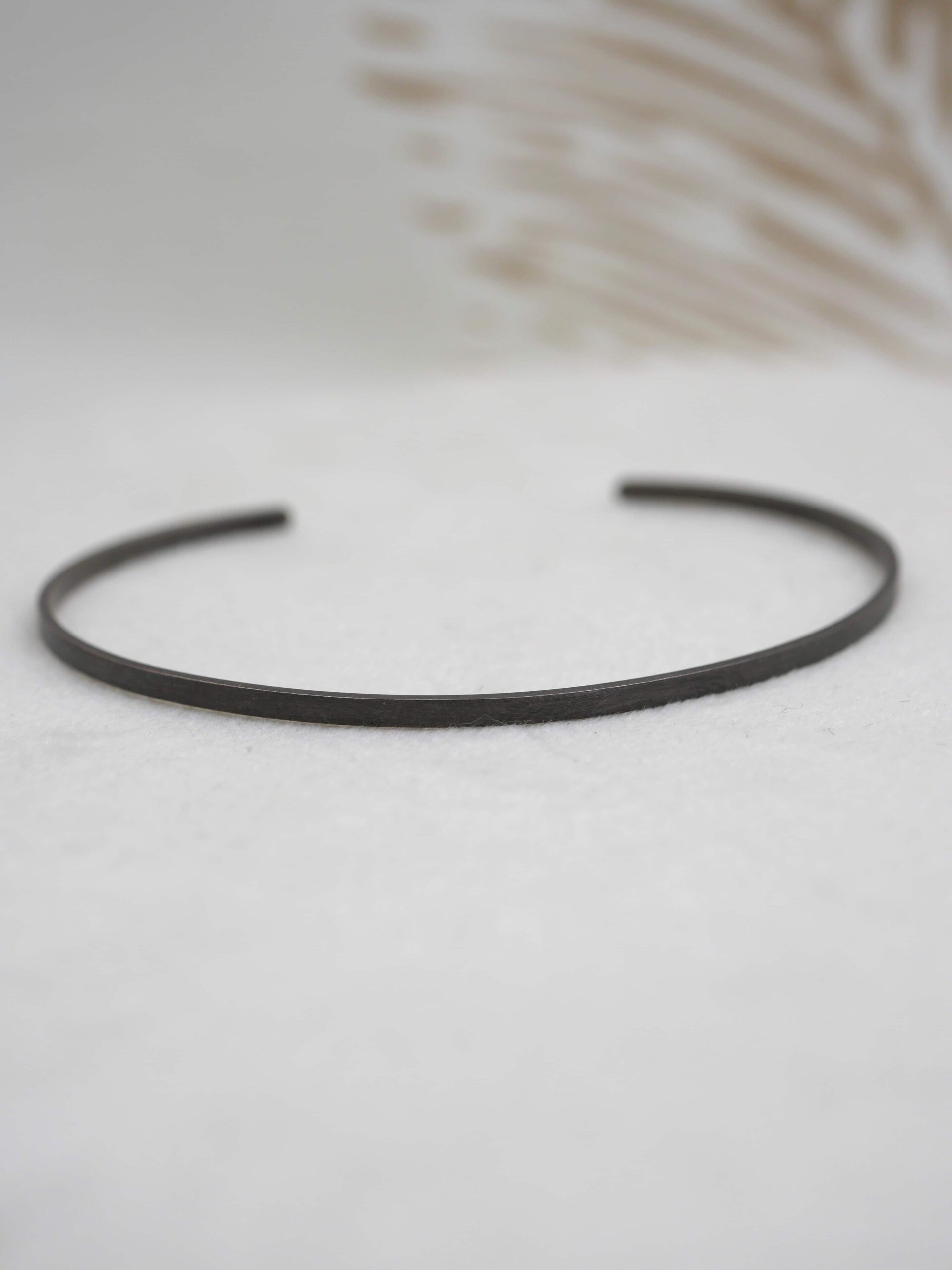 Bracelet jonc Kyoko en laiton plaqué or jaune avec finition brossée mate, ajustable.