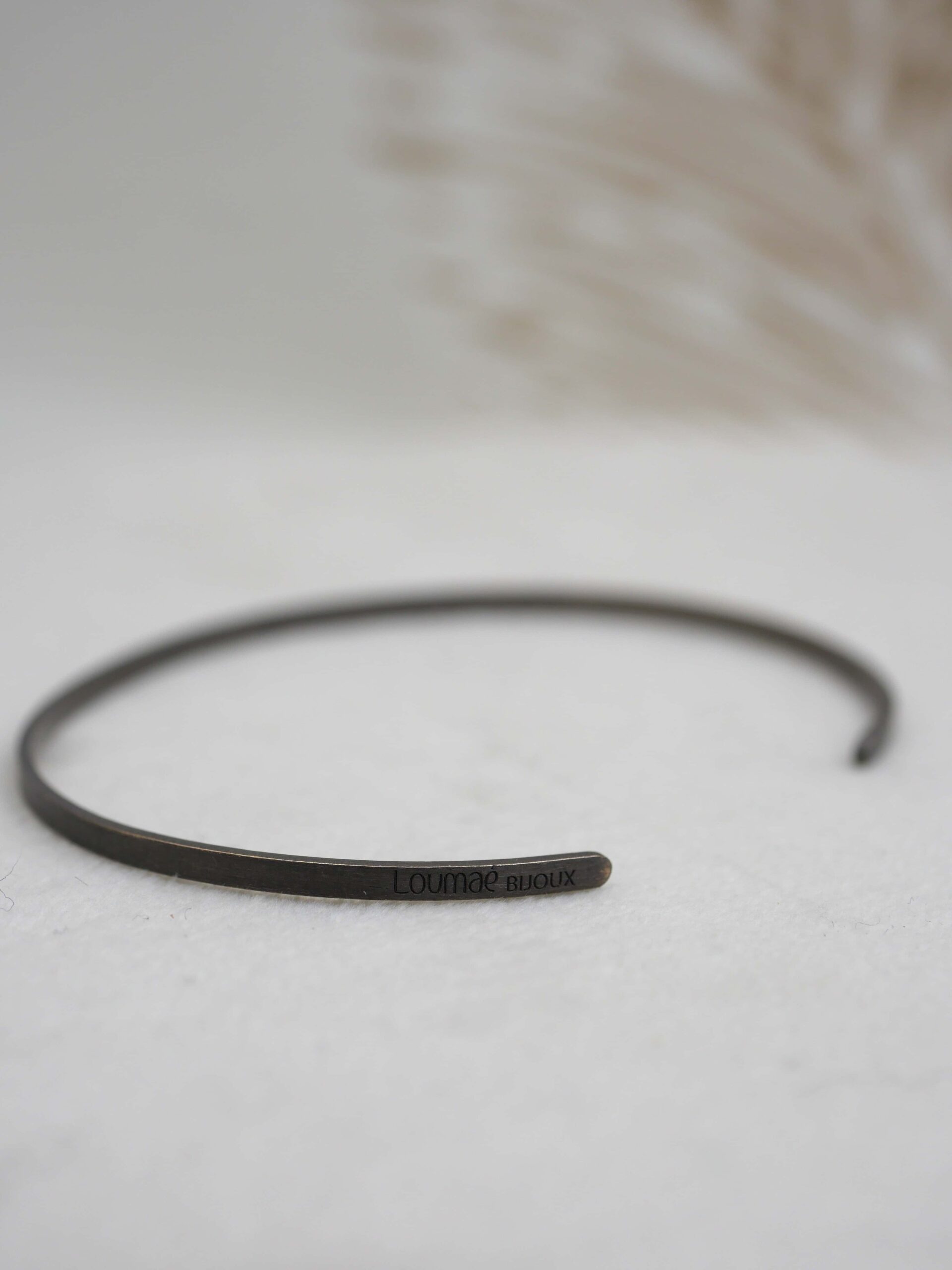 Bracelet jonc Kyoko en laiton plaqué or jaune avec finition brossée mate, ajustable.