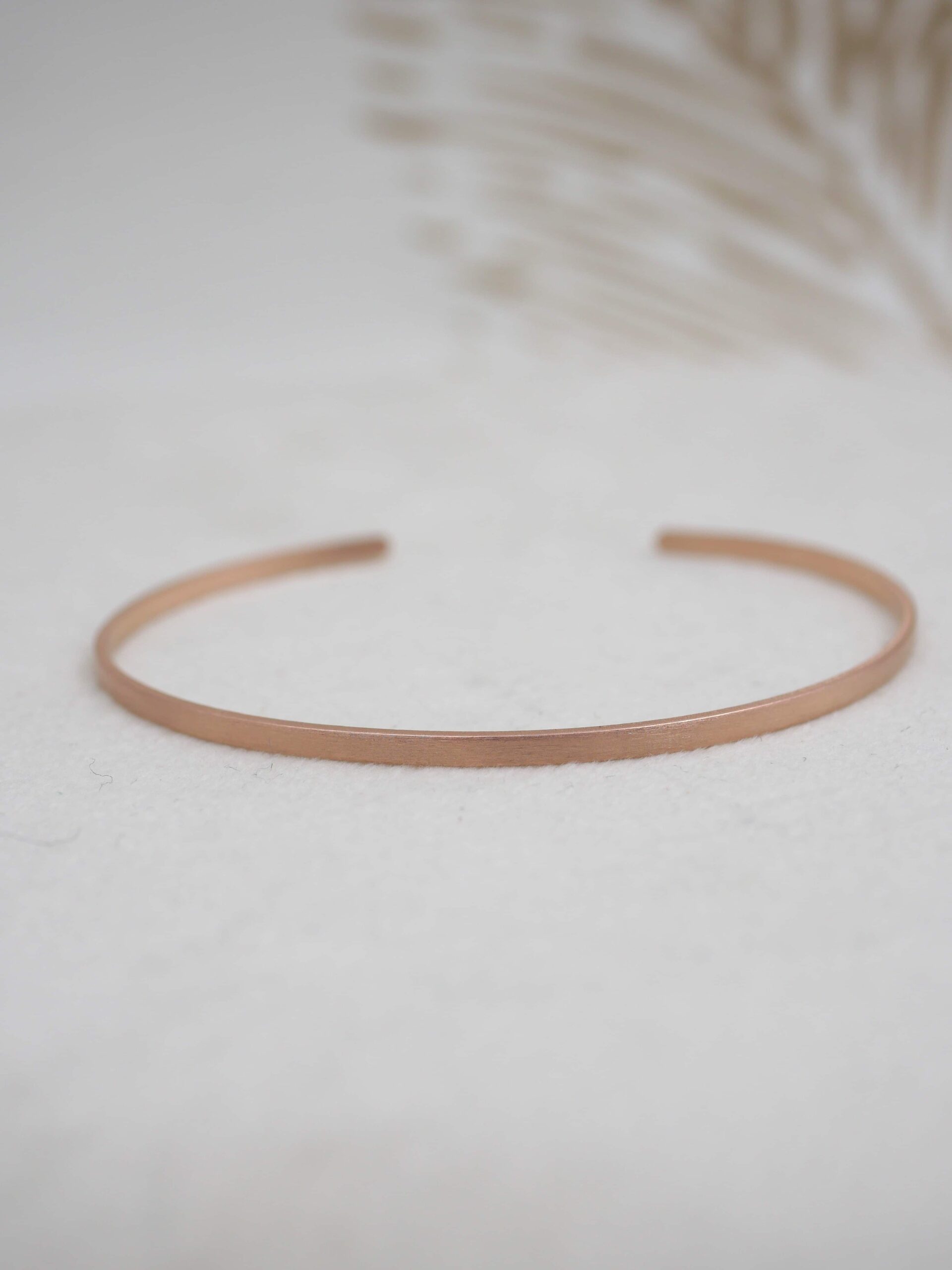 Bracelet jonc Kyoko en laiton plaqué or jaune avec finition brossée mate, ajustable.