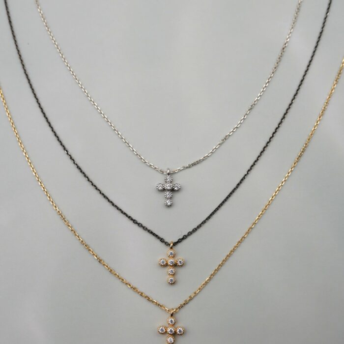 collier fin avec une petite croix
