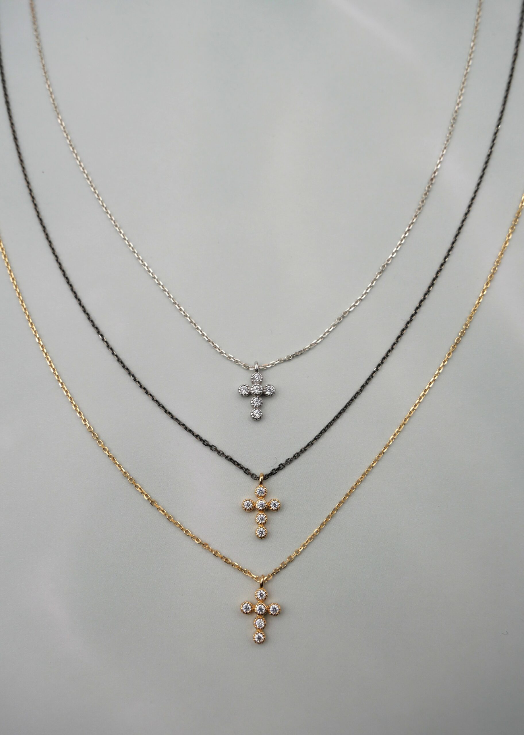 collier fin avec une petite croix