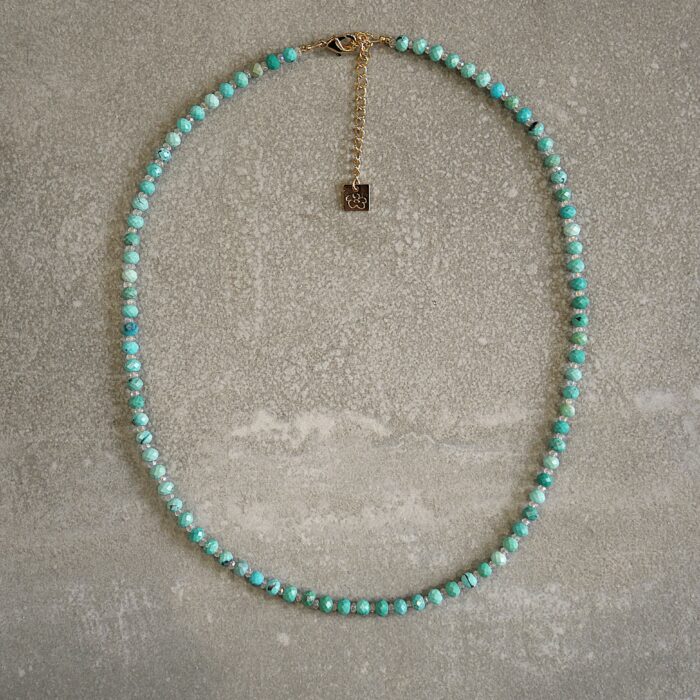 collier en turquoise naturelle et cristal