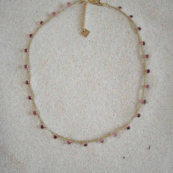 Collier fin sur cordon avec des perles rose