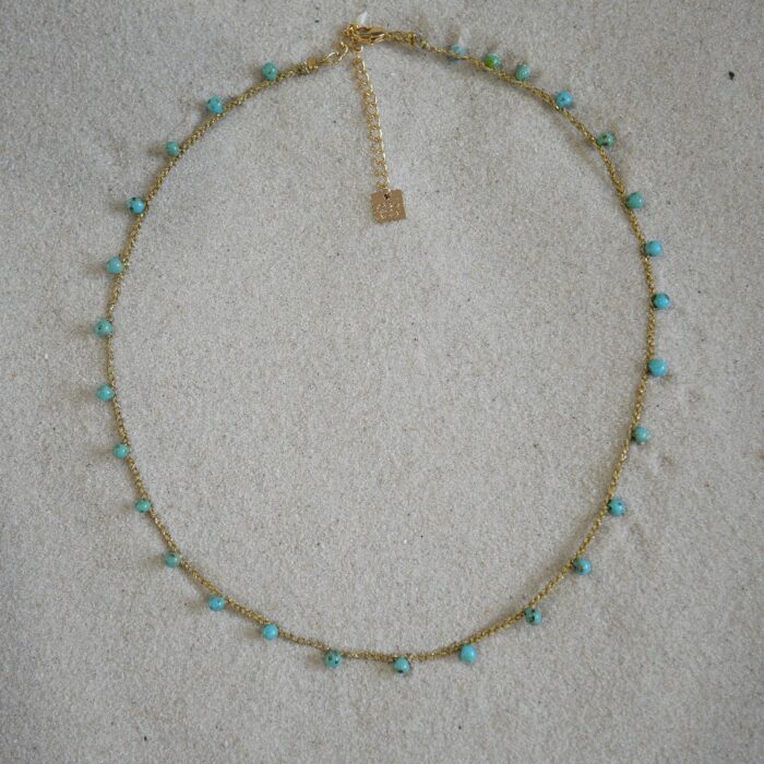 Collier fin sur cordon ras de cou avec des perles bleu turquoise