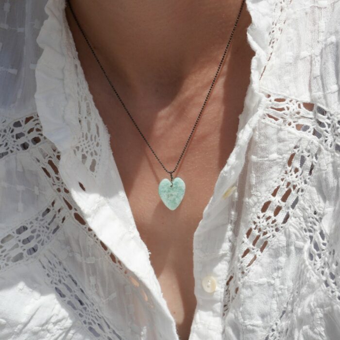 Collier fin en argent rhodié noir et pierres naturelles bleues