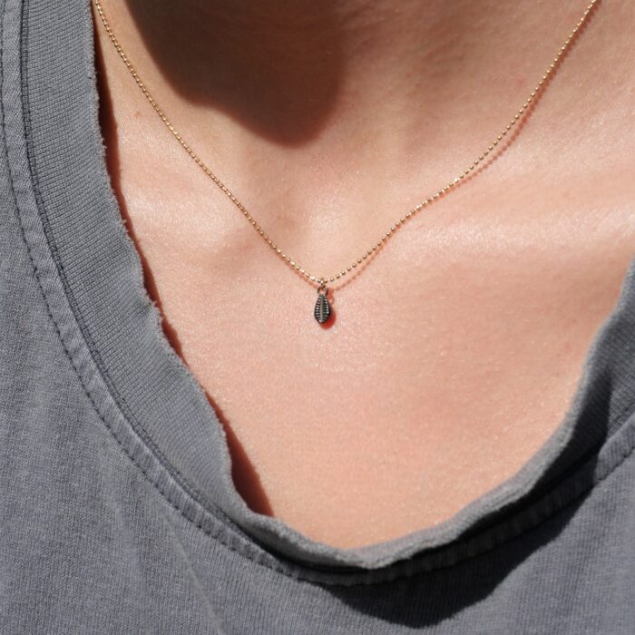 collier plaqué or et rhodié noir avec cauri