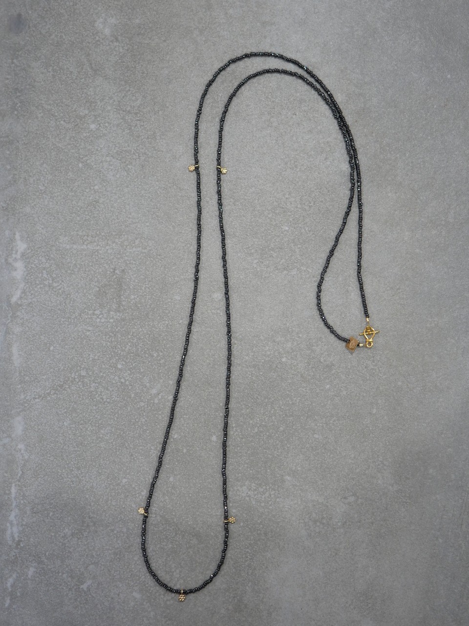 sautoir fin en pierres naturelles grises