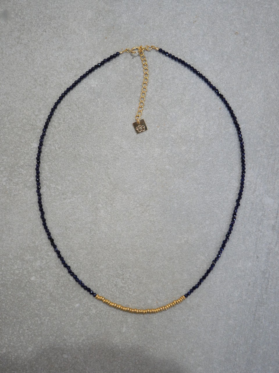 collier fin en pierres semi précieuses