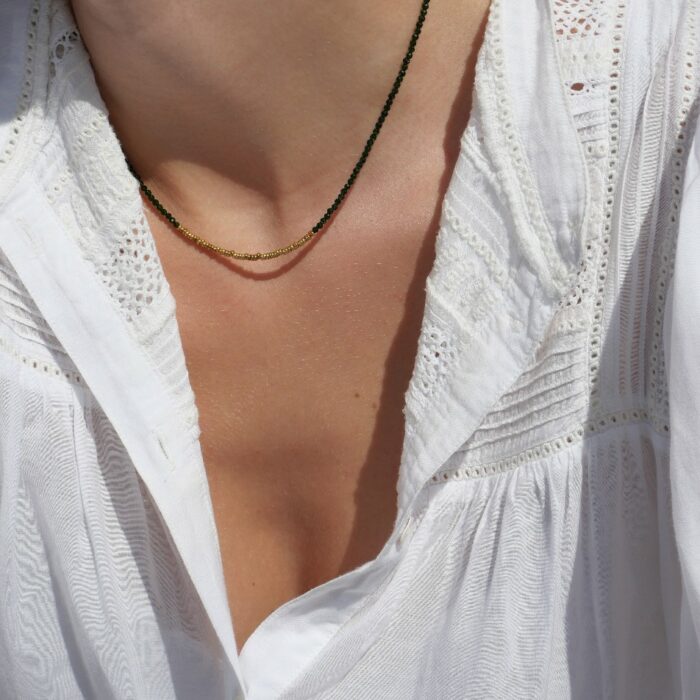 collier ras de cou en pierres vertes
