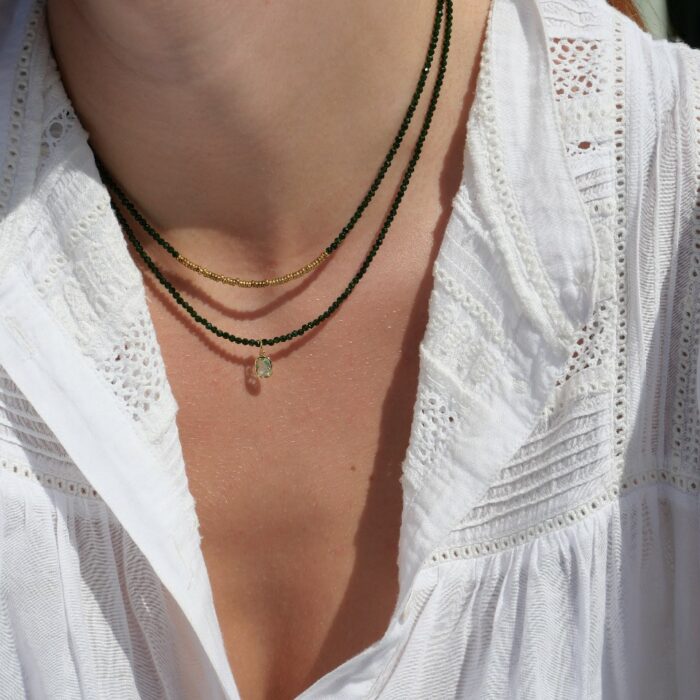 collier en pierres naturelles vertes et pendentif plaqué or