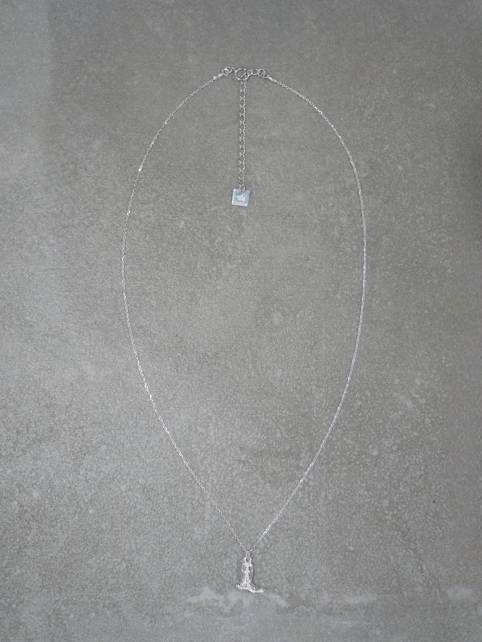Collier Elsa argent 925 4 Collier Elsa en argent 925 avec pendentif botte de cowboy, collier western chic minimaliste pour femme.