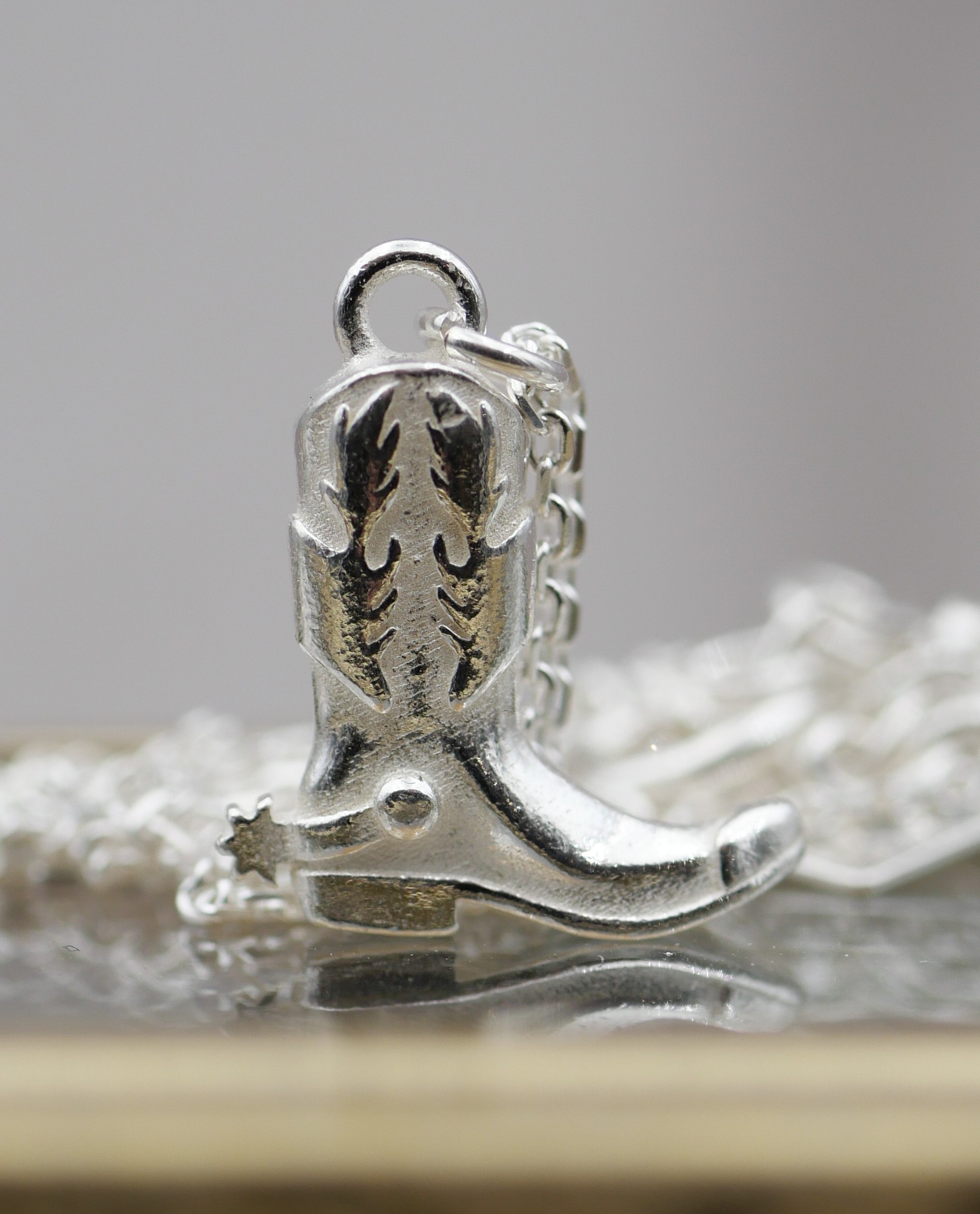 Collier Elsa argent 925 3 Collier Elsa en argent 925 avec pendentif botte de cowboy, collier western chic minimaliste pour femme.