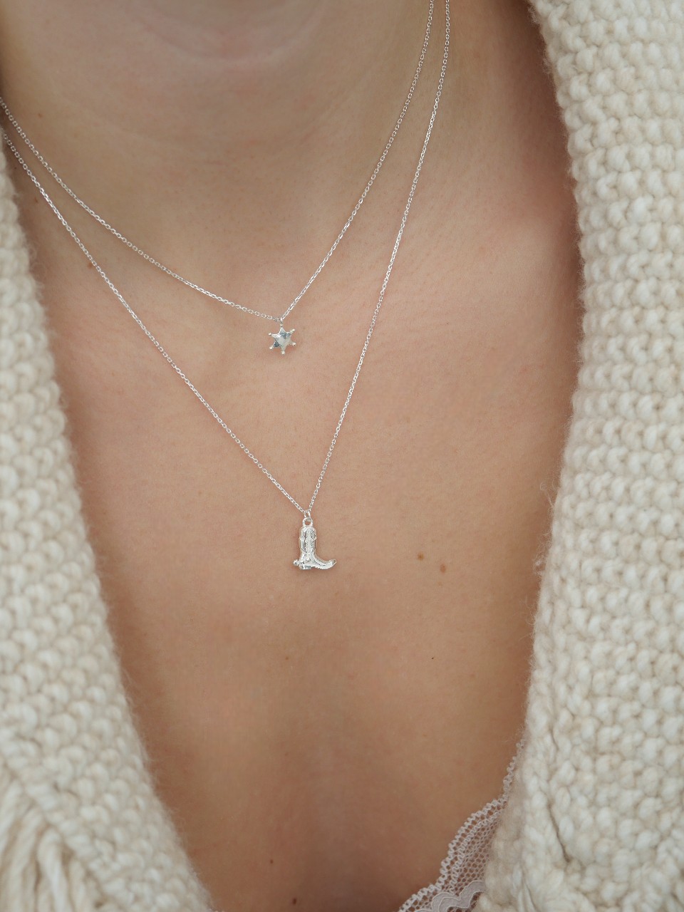 Collier Elsa argent 925 2 Collier Elsa en argent 925 avec pendentif botte de cowboy, collier western chic minimaliste pour femme.