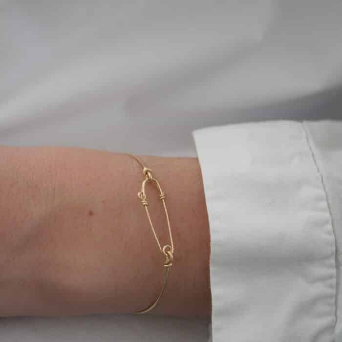 Jonc fin en or laminé avec épingle artisanale et fermoir ajustable