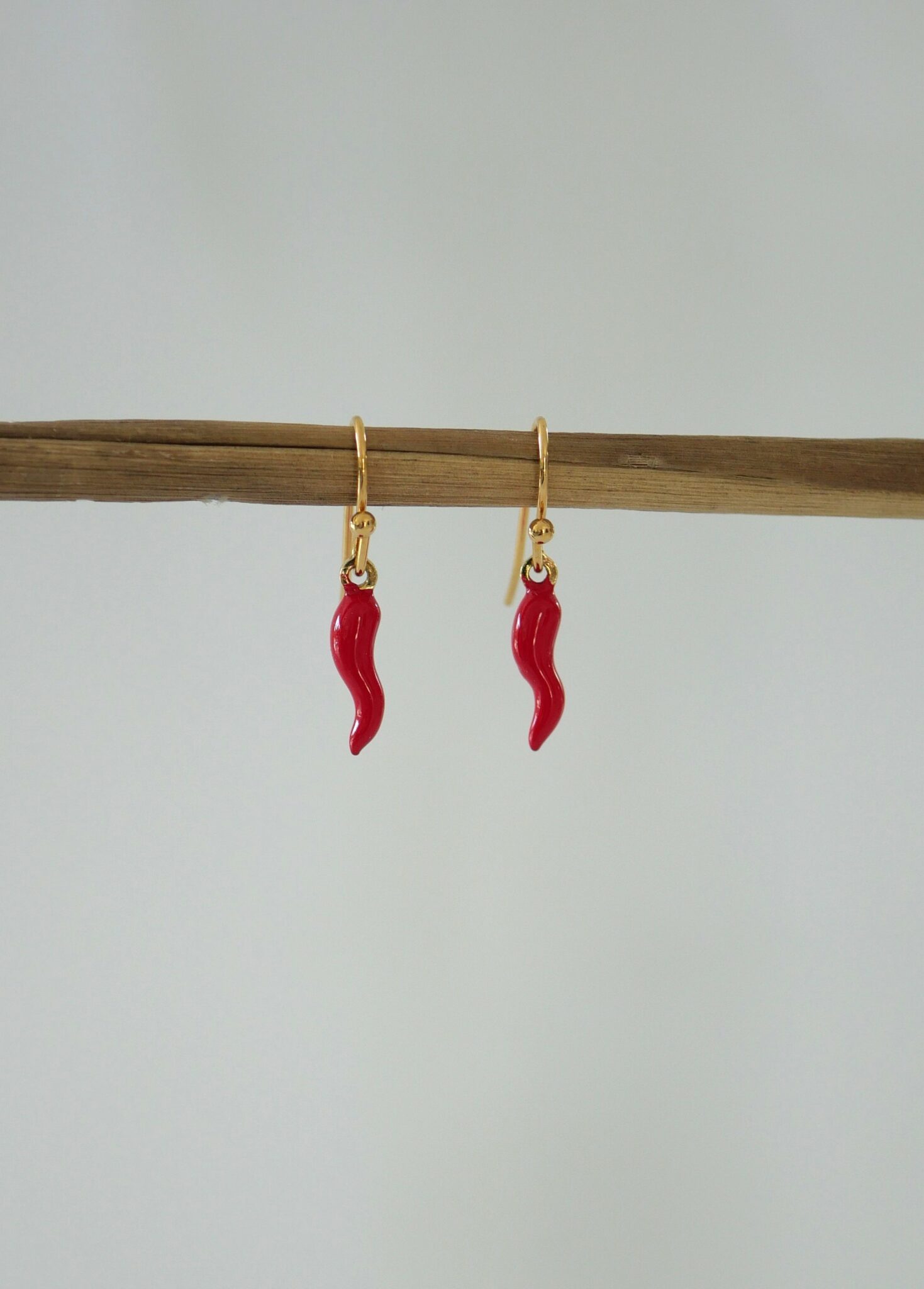 Boucles d'oreilles Bliss plaqué or émaillé 3 Boucles d’oreilles plaqué or avec mini piment rouge émaillé