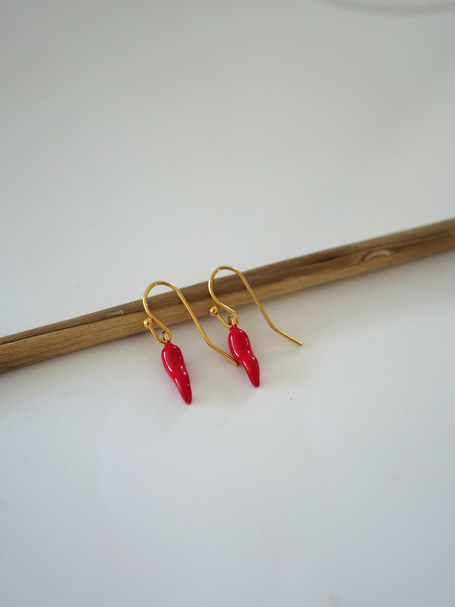 Boucles d'oreilles Bliss plaqué or émaillé 2 Boucles d’oreilles plaqué or avec mini piment rouge émaillé