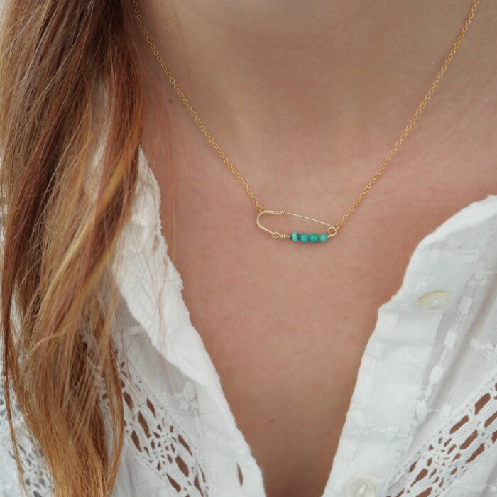 Ras de cou Célia en or laminé avec turquoise naturelle et épingle artisanale façonnée à la main