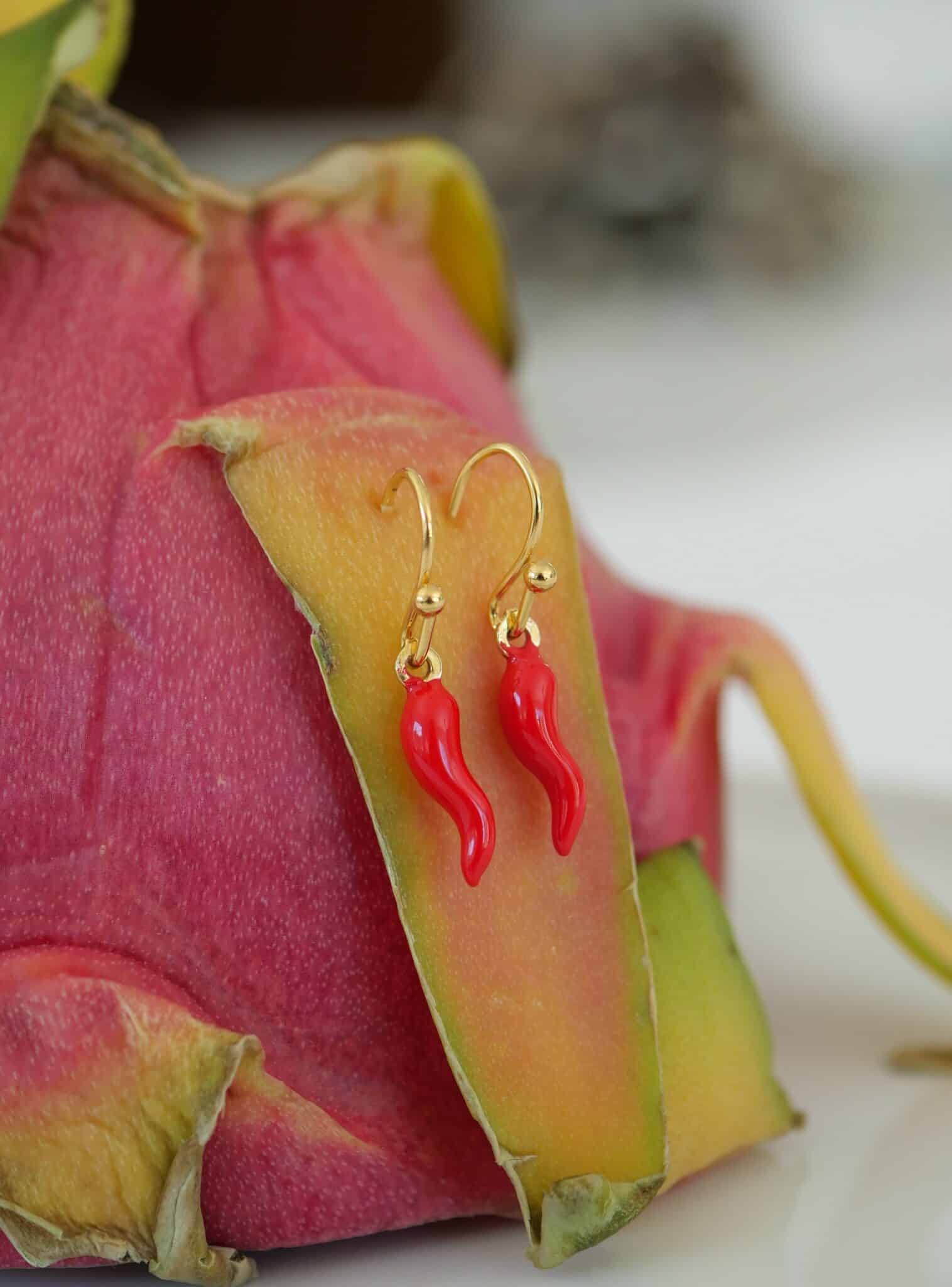 Boucles d'oreilles Bliss plaqué or émaillé 1 Boucles d’oreilles argent avec mini piment rouge émaillé suspendu